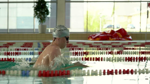 Finde hier die Antwort: Schwitzt du, während du schwimmst?