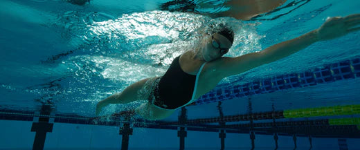 Schwimmen [Ein Anfängerleitfaden] - Wie Sie am schnellsten richtig schwimmen lernen.