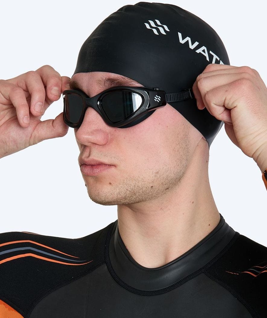Watery kurzsichtige Schwimmbrille mit Sehstärke für Erwachsene - (-2.0) til (-6.0) - Raven Active - Schwarz (Smoke Scheiben)