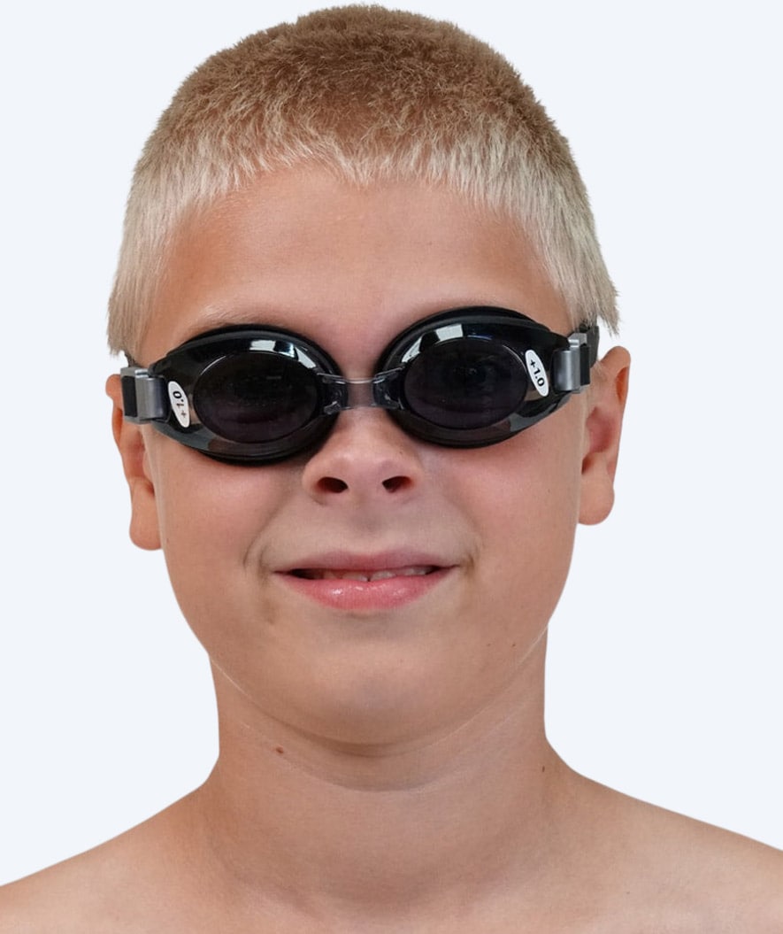Primotec kurzsichtige Schwimmbrille für Kinder (3-12) - (-1.5) bis (-6.0) - Schwarz (Smoke Scheiben)