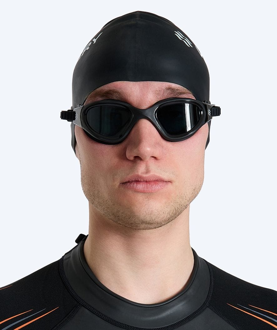 Watery kurzsichtige Schwimmbrille mit Sehstärke für Erwachsene - (-2.0) til (-6.0) - Raven Active - Schwarz (Smoke Scheiben)