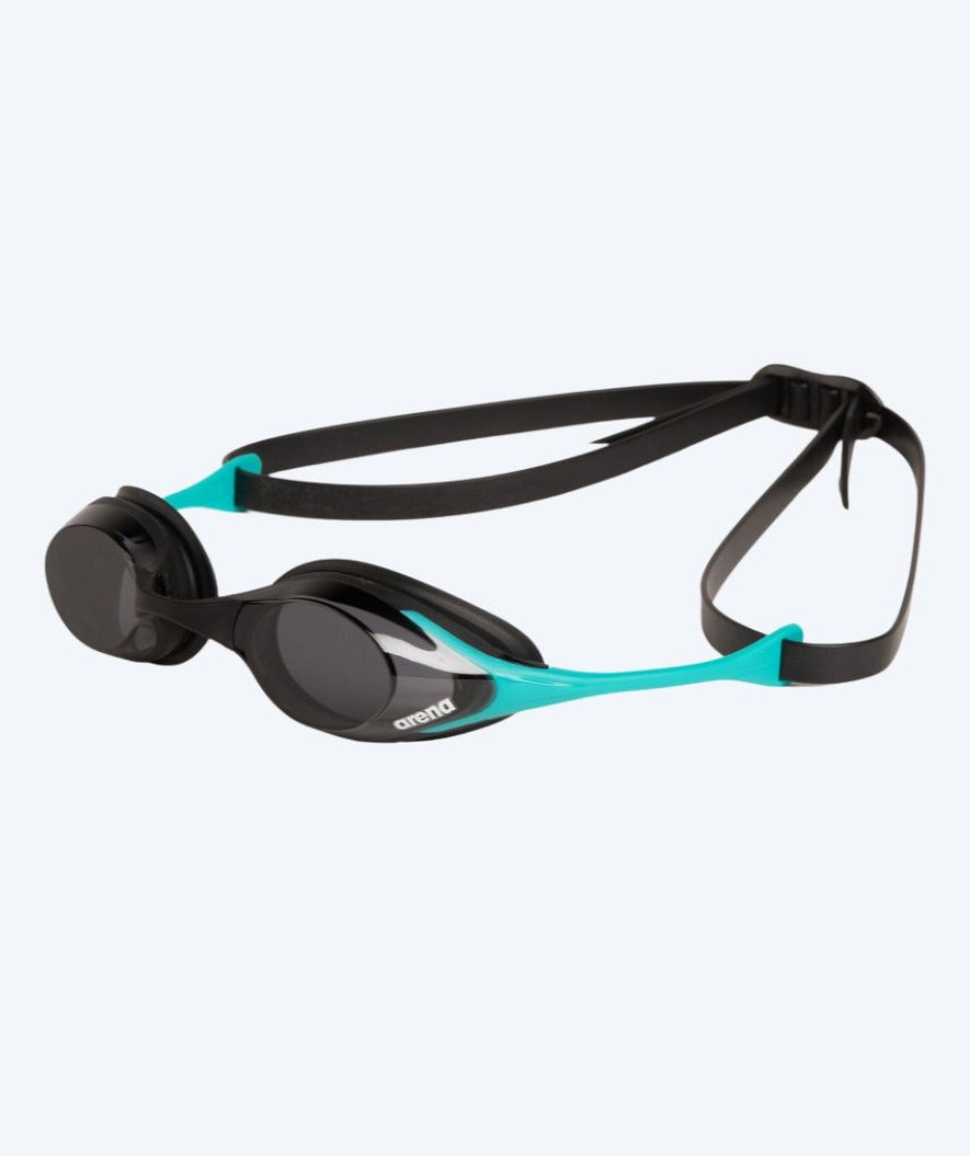 Arena Schwimmbrille fürs Training - Cobra SWIPE Smoke - Schwarz/hellblau (Smoke Scheiben)