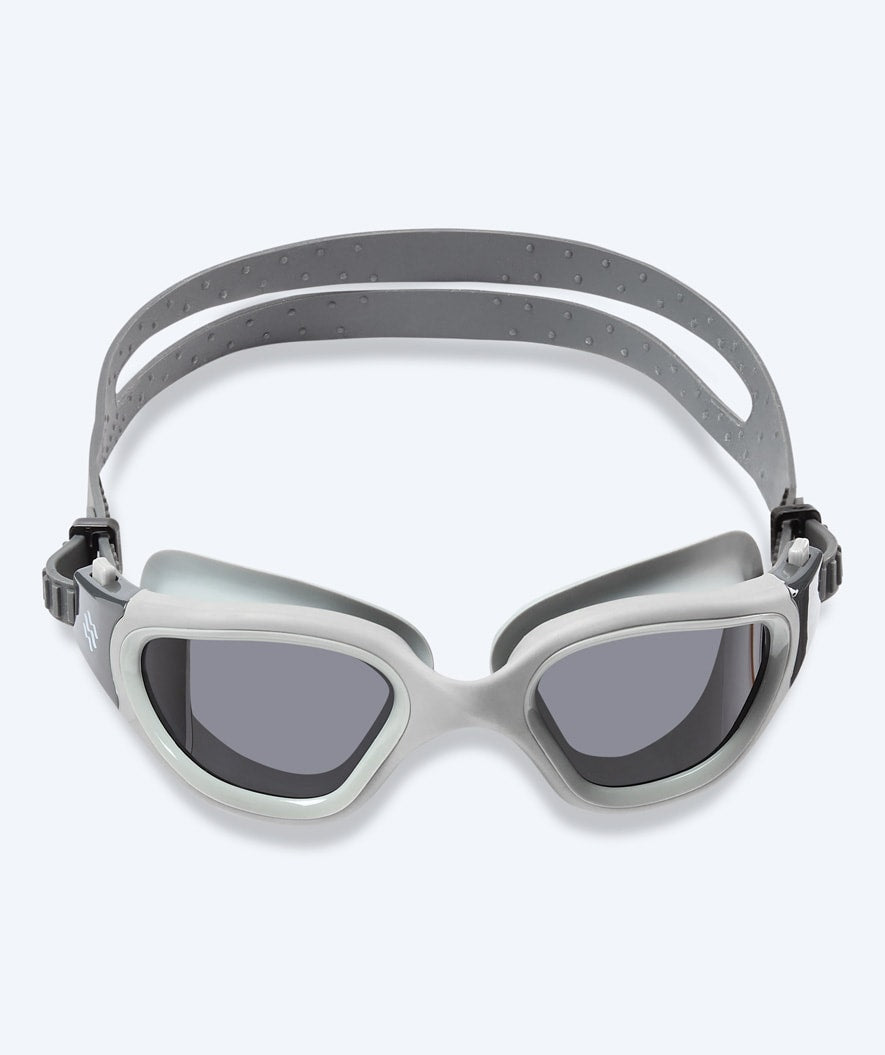 Watery Schwimmbrille fürs Training - Raven Active - Grau (Smoke Scheiben)