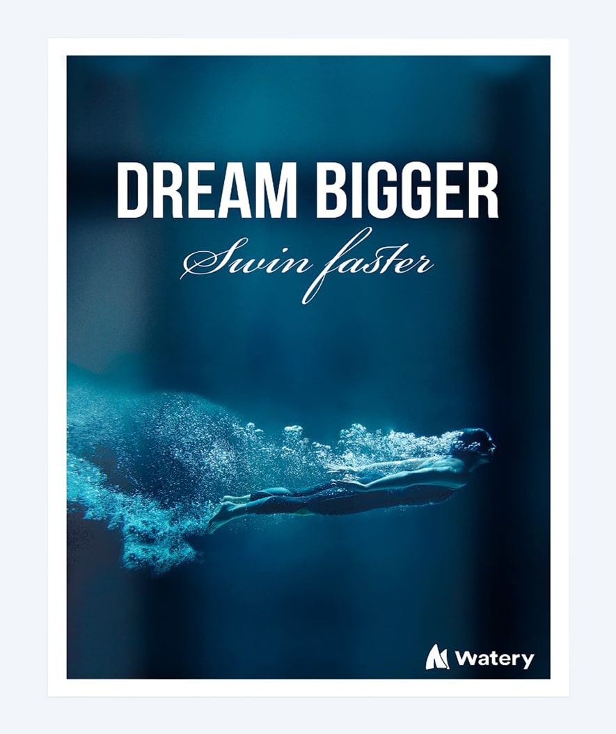 Watery Poster mit Schwimmsport-Motiven - Dream Bigger - Swim Faster